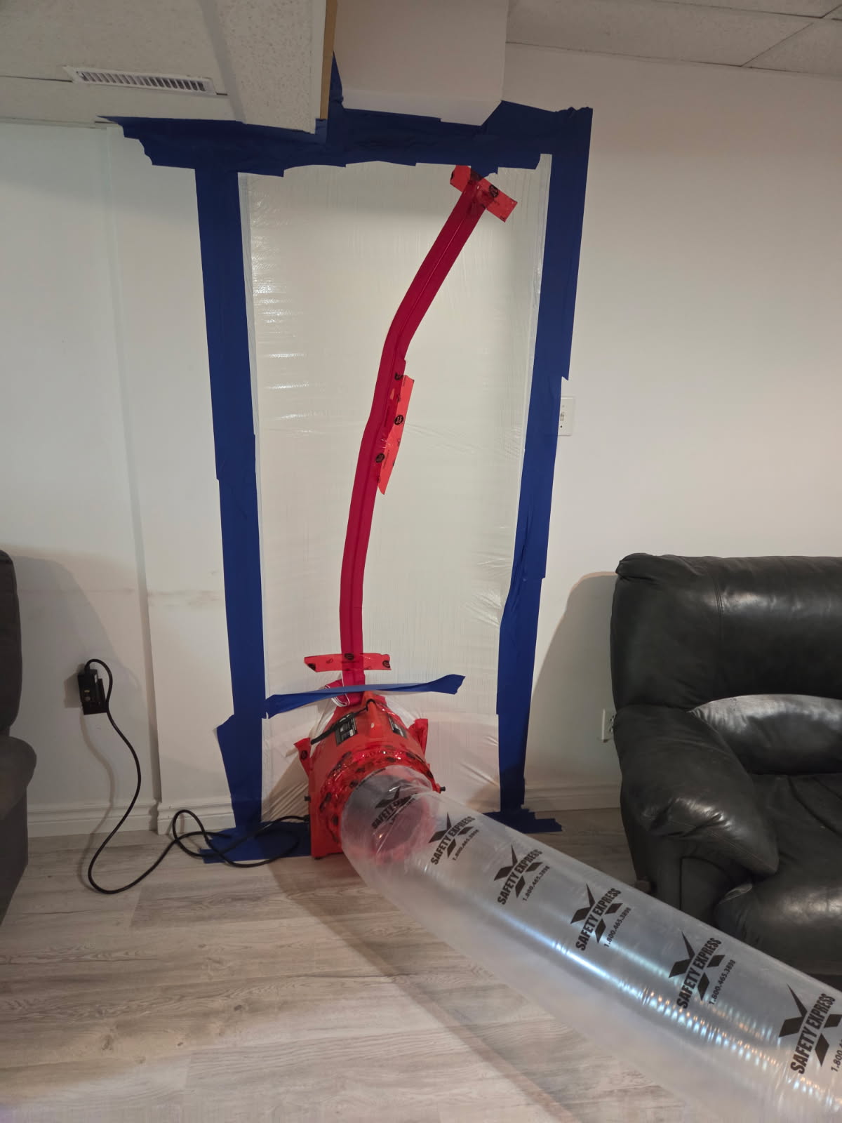 Machine à pression négative raccordée à une porte de confinement étanche